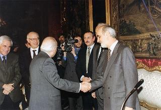 Esponenti dell'Ordine dei giornalisti, della Federazione nazionale della stampa italiana, dell'Associazione della stampa parlamentare e dell'Associazione della stampa estera in Italia ed una delegazione di giornalisti delle Agenzie, dei quotidiani e delle testate televisive che seguono l'attività del Presidente della Repubblica