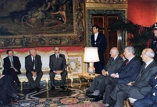 Esponenti dell'Ordine dei giornalisti, della Federazione nazionale della stampa italiana, dell'Associazione della stampa parlamentare e dell'Associazione della stampa estera in Italia ed una delegazione di giornalisti delle Agenzie, dei quotidiani e delle testate televisive che seguono l'attività del Presidente della Repubblica