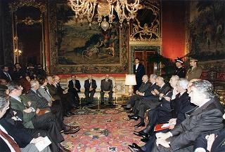 Esponenti dell'Ordine dei giornalisti, della Federazione nazionale della stampa italiana, dell'Associazione della stampa parlamentare e dell'Associazione della stampa estera in Italia ed una delegazione di giornalisti delle Agenzie, dei quotidiani e delle testate televisive che seguono l'attività del Presidente della Repubblica