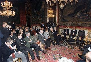 Esponenti dell'Ordine dei giornalisti, della Federazione nazionale della stampa italiana, dell'Associazione della stampa parlamentare e dell'Associazione della stampa estera in Italia ed una delegazione di giornalisti delle Agenzie, dei quotidiani e delle testate televisive che seguono l'attività del Presidente della Repubblica