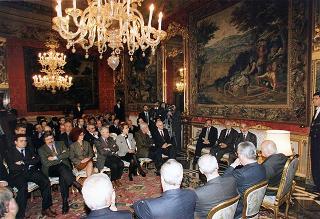 Esponenti dell'Ordine dei giornalisti, della Federazione nazionale della stampa italiana, dell'Associazione della stampa parlamentare e dell'Associazione della stampa estera in Italia ed una delegazione di giornalisti delle Agenzie, dei quotidiani e delle testate televisive che seguono l'attività del Presidente della Repubblica