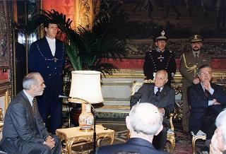Esponenti dell'Ordine dei giornalisti, della Federazione nazionale della stampa italiana, dell'Associazione della stampa parlamentare e dell'Associazione della stampa estera in Italia ed una delegazione di giornalisti delle Agenzie, dei quotidiani e delle testate televisive che seguono l'attività del Presidente della Repubblica