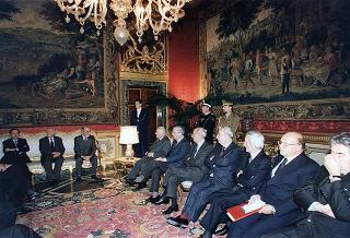 Esponenti dell'Ordine dei giornalisti, della Federazione nazionale della stampa italiana, dell'Associazione della stampa parlamentare e dell'Associazione della stampa estera in Italia ed una delegazione di giornalisti delle Agenzie, dei quotidiani e delle testate televisive che seguono l'attività del Presidente della Repubblica