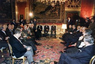 Esponenti dell'Ordine dei giornalisti, della Federazione nazionale della stampa italiana, dell'Associazione della stampa parlamentare e dell'Associazione della stampa estera in Italia ed una delegazione di giornalisti delle Agenzie, dei quotidiani e delle testate televisive che seguono l'attività del Presidente della Repubblica