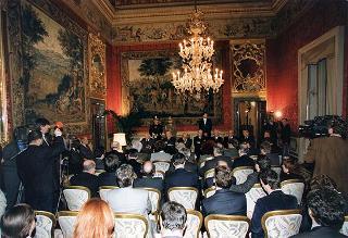 Esponenti dell'Ordine dei giornalisti, della Federazione nazionale della stampa italiana, dell'Associazione della stampa parlamentare e dell'Associazione della stampa estera in Italia ed una delegazione di giornalisti delle Agenzie, dei quotidiani e delle testate televisive che seguono l'attività del Presidente della Repubblica