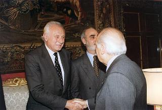 Esponenti dell'Ordine dei giornalisti, della Federazione nazionale della stampa italiana, dell'Associazione della stampa parlamentare e dell'Associazione della stampa estera in Italia ed una delegazione di giornalisti delle Agenzie, dei quotidiani e delle testate televisive che seguono l'attività del Presidente della Repubblica