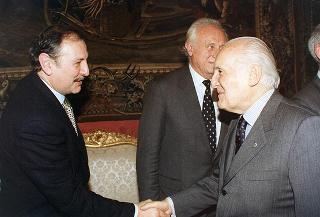Esponenti dell'Ordine dei giornalisti, della Federazione nazionale della stampa italiana, dell'Associazione della stampa parlamentare e dell'Associazione della stampa estera in Italia ed una delegazione di giornalisti delle Agenzie, dei quotidiani e delle testate televisive che seguono l'attività del Presidente della Repubblica