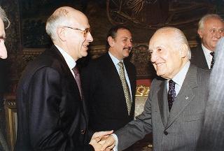 Esponenti dell'Ordine dei giornalisti, della Federazione nazionale della stampa italiana, dell'Associazione della stampa parlamentare e dell'Associazione della stampa estera in Italia ed una delegazione di giornalisti delle Agenzie, dei quotidiani e delle testate televisive che seguono l'attività del Presidente della Repubblica