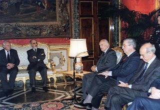 Esponenti dell'Ordine dei giornalisti, della Federazione nazionale della stampa italiana, dell'Associazione della stampa parlamentare e dell'Associazione della stampa estera in Italia ed una delegazione di giornalisti delle Agenzie, dei quotidiani e delle testate televisive che seguono l'attività del Presidente della Repubblica