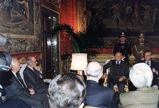 Esponenti dell'Ordine dei giornalisti, della Federazione nazionale della stampa italiana, dell'Associazione della stampa parlamentare e dell'Associazione della stampa estera in Italia ed una delegazione di giornalisti delle Agenzie, dei quotidiani e delle testate televisive che seguono l'attività del Presidente della Repubblica