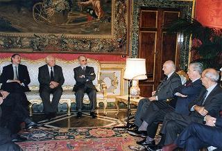 Esponenti dell'Ordine dei giornalisti, della Federazione nazionale della stampa italiana, dell'Associazione della stampa parlamentare e dell'Associazione della stampa estera in Italia ed una delegazione di giornalisti delle Agenzie, dei quotidiani e delle testate televisive che seguono l'attività del Presidente della Repubblica
