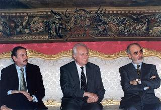Esponenti dell'Ordine dei giornalisti, della Federazione nazionale della stampa italiana, dell'Associazione della stampa parlamentare e dell'Associazione della stampa estera in Italia ed una delegazione di giornalisti delle Agenzie, dei quotidiani e delle testate televisive che seguono l'attività del Presidente della Repubblica