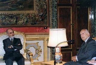 Esponenti dell'Ordine dei giornalisti, della Federazione nazionale della stampa italiana, dell'Associazione della stampa parlamentare e dell'Associazione della stampa estera in Italia ed una delegazione di giornalisti delle Agenzie, dei quotidiani e delle testate televisive che seguono l'attività del Presidente della Repubblica