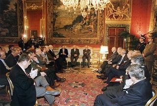 Esponenti dell'Ordine dei giornalisti, della Federazione nazionale della stampa italiana, dell'Associazione della stampa parlamentare e dell'Associazione della stampa estera in Italia ed una delegazione di giornalisti delle Agenzie, dei quotidiani e delle testate televisive che seguono l'attività del Presidente della Repubblica