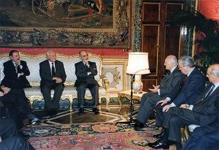 Esponenti dell'Ordine dei giornalisti, della Federazione nazionale della stampa italiana, dell'Associazione della stampa parlamentare e dell'Associazione della stampa estera in Italia ed una delegazione di giornalisti delle Agenzie, dei quotidiani e delle testate televisive che seguono l'attività del Presidente della Repubblica