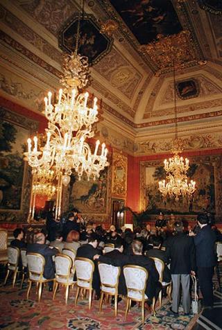 Esponenti dell'Ordine dei giornalisti, della Federazione nazionale della stampa italiana, dell'Associazione della stampa parlamentare e dell'Associazione della stampa estera in Italia ed una delegazione di giornalisti delle Agenzie, dei quotidiani e delle testate televisive che seguono l'attività del Presidente della Repubblica