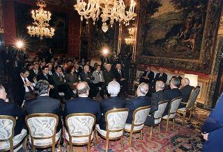 Esponenti dell'Ordine dei giornalisti, della Federazione nazionale della stampa italiana, dell'Associazione della stampa parlamentare e dell'Associazione della stampa estera in Italia ed una delegazione di giornalisti delle Agenzie, dei quotidiani e delle testate televisive che seguono l'attività del Presidente della Repubblica
