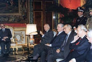 Esponenti dell'Ordine dei giornalisti, della Federazione nazionale della stampa italiana, dell'Associazione della stampa parlamentare e dell'Associazione della stampa estera in Italia ed una delegazione di giornalisti delle Agenzie, dei quotidiani e delle testate televisive che seguono l'attività del Presidente della Repubblica