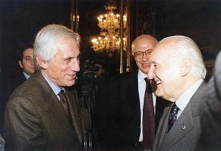 Esponenti dell'Ordine dei giornalisti, della Federazione nazionale della stampa italiana, dell'Associazione della stampa parlamentare e dell'Associazione della stampa estera in Italia ed una delegazione di giornalisti delle Agenzie, dei quotidiani e delle testate televisive che seguono l'attività del Presidente della Repubblica