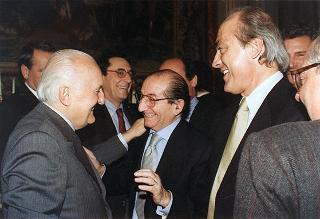 Esponenti dell'Ordine dei giornalisti, della Federazione nazionale della stampa italiana, dell'Associazione della stampa parlamentare e dell'Associazione della stampa estera in Italia ed una delegazione di giornalisti delle Agenzie, dei quotidiani e delle testate televisive che seguono l'attività del Presidente della Repubblica