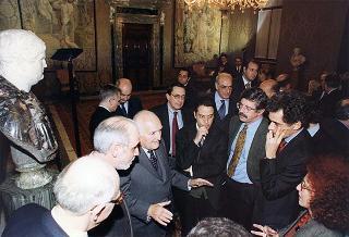 Esponenti dell'Ordine dei giornalisti, della Federazione nazionale della stampa italiana, dell'Associazione della stampa parlamentare e dell'Associazione della stampa estera in Italia ed una delegazione di giornalisti delle Agenzie, dei quotidiani e delle testate televisive che seguono l'attività del Presidente della Repubblica