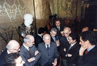 Esponenti dell'Ordine dei giornalisti, della Federazione nazionale della stampa italiana, dell'Associazione della stampa parlamentare e dell'Associazione della stampa estera in Italia ed una delegazione di giornalisti delle Agenzie, dei quotidiani e delle testate televisive che seguono l'attività del Presidente della Repubblica