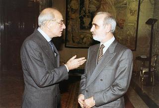 Esponenti dell'Ordine dei giornalisti, della Federazione nazionale della stampa italiana, dell'Associazione della stampa parlamentare e dell'Associazione della stampa estera in Italia ed una delegazione di giornalisti delle Agenzie, dei quotidiani e delle testate televisive che seguono l'attività del Presidente della Repubblica