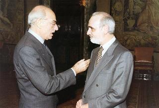 Esponenti dell'Ordine dei giornalisti, della Federazione nazionale della stampa italiana, dell'Associazione della stampa parlamentare e dell'Associazione della stampa estera in Italia ed una delegazione di giornalisti delle Agenzie, dei quotidiani e delle testate televisive che seguono l'attività del Presidente della Repubblica