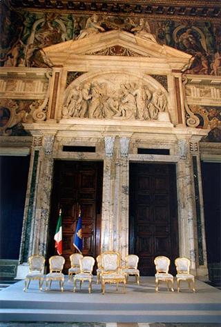 Esponenti dell'Ordine dei giornalisti, della Federazione nazionale della stampa italiana, dell'Associazione della stampa parlamentare e dell'Associazione della stampa estera in Italia ed una delegazione di giornalisti delle Agenzie, dei quotidiani e delle testate televisive che seguono l'attività del Presidente della Repubblica