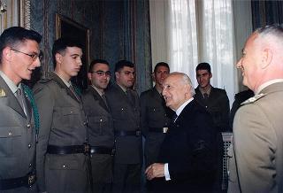 Delegazione di ufficiali e militari di truppa del Reggimento "Lancieri di Montebello", in servizio di guardia d'onore al Palazzo del Quirinale