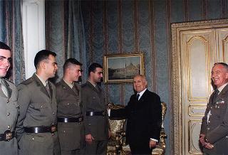Delegazione di ufficiali e militari di truppa del Reggimento "Lancieri di Montebello", in servizio di guardia d'onore al Palazzo del Quirinale