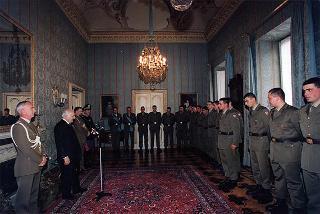 Delegazione di ufficiali e militari di truppa del Reggimento "Lancieri di Montebello", in servizio di guardia d'onore al Palazzo del Quirinale
