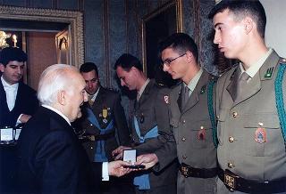 Delegazione di ufficiali e militari di truppa del Reggimento "Lancieri di Montebello", in servizio di guardia d'onore al Palazzo del Quirinale