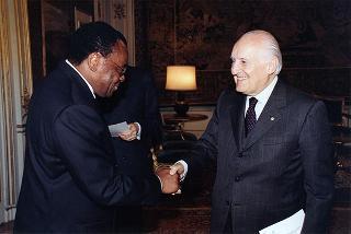Il Presidente della Repubblica Oscar Luigi Scalfaro riceve in udienza Robert Victor De Almeida, presidente dell'Assemblea Nazionale dell'Angola