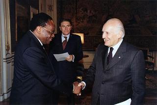 Il Presidente della Repubblica Oscar Luigi Scalfaro riceve in udienza Robert Victor De Almeida, presidente dell'Assemblea Nazionale dell'Angola