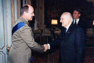 Il Presidente della Repubblica Oscar Luigi Scalfaro riceve la visita del Generale di Brigata Mauro Del Vecchio, già Comandante del Contingente italiano in Bosnia
