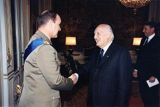Il Presidente della Repubblica Oscar Luigi Scalfaro riceve la visita del Generale di Brigata Mauro Del Vecchio, già Comandante del Contingente italiano in Bosnia