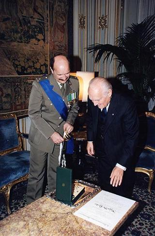 Il Presidente della Repubblica Oscar Luigi Scalfaro riceve la visita del Generale di Brigata Mauro Del Vecchio, già Comandante del Contingente italiano in Bosnia