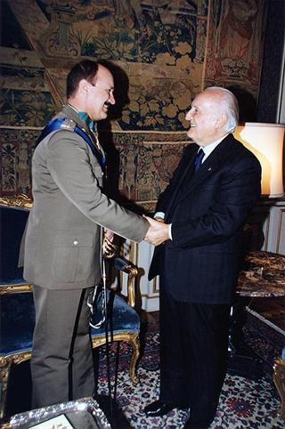 Il Presidente della Repubblica Oscar Luigi Scalfaro riceve la visita del Generale di Brigata Mauro Del Vecchio, già Comandante del Contingente italiano in Bosnia