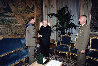 Il Presidente della Repubblica Oscar Luigi Scalfaro riceve la visita del Generale di Brigata Mauro Del Vecchio, già Comandante del Contingente italiano in Bosnia
