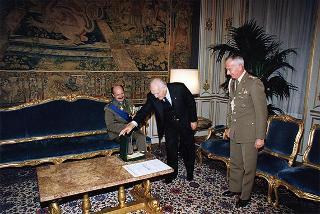 Il Presidente della Repubblica Oscar Luigi Scalfaro riceve la visita del Generale di Brigata Mauro Del Vecchio, già Comandante del Contingente italiano in Bosnia