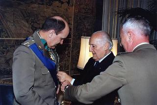 Il Presidente della Repubblica Oscar Luigi Scalfaro riceve la visita del Generale di Brigata Mauro Del Vecchio, già Comandante del Contingente italiano in Bosnia