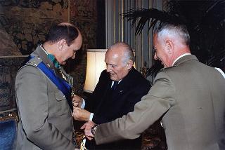 Il Presidente della Repubblica Oscar Luigi Scalfaro riceve la visita del Generale di Brigata Mauro Del Vecchio, già Comandante del Contingente italiano in Bosnia
