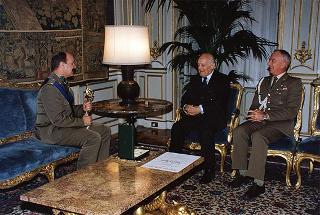 Il Presidente della Repubblica Oscar Luigi Scalfaro riceve la visita del Generale di Brigata Mauro Del Vecchio, già Comandante del Contingente italiano in Bosnia