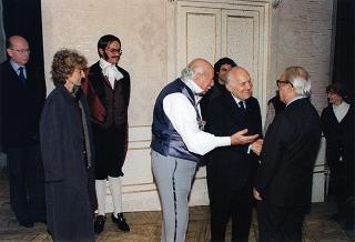 Intervento del Presidente della Repubblica alla rappresentazione della commedia "Mercadet l'affarista" di Honorè de Balzac, promossa dall'Ente Teatrale Italiano per rendere omaggio alla lunga attività artistica di Ernesto Calindri, protagonista dello spettacolo.