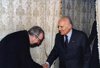 Il Presidente della Repubblica Oscar Luigi Scalfaro incontra Don Giovan Giuseppe Torre, moderatore generale dell'Associazione silenziosi operai della Croce -Volontari della Sofferenza, con una delegazione, per il 50° anniversario di fondazione
