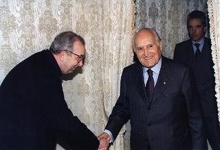 Il Presidente della Repubblica Oscar Luigi Scalfaro incontra Don Giovan Giuseppe Torre, moderatore generale dell'Associazione silenziosi operai della Croce -Volontari della Sofferenza, con una delegazione, per il 50° anniversario di fondazione