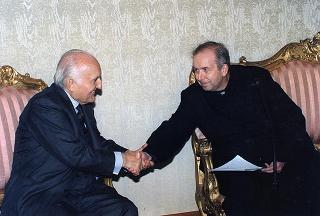 Il Presidente della Repubblica Oscar Luigi Scalfaro incontra Don Giovan Giuseppe Torre, moderatore generale dell'Associazione silenziosi operai della Croce -Volontari della Sofferenza, con una delegazione, per il 50° anniversario di fondazione