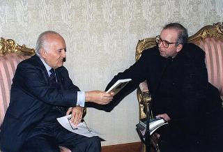 Il Presidente della Repubblica Oscar Luigi Scalfaro incontra Don Giovan Giuseppe Torre, moderatore generale dell'Associazione silenziosi operai della Croce -Volontari della Sofferenza, con una delegazione, per il 50° anniversario di fondazione