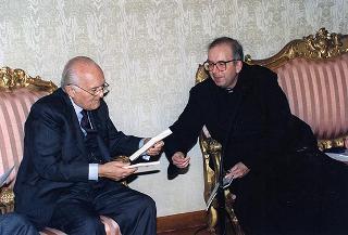 Il Presidente della Repubblica Oscar Luigi Scalfaro incontra Don Giovan Giuseppe Torre, moderatore generale dell'Associazione silenziosi operai della Croce -Volontari della Sofferenza, con una delegazione, per il 50° anniversario di fondazione